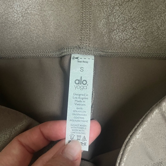 ALO faux leather airbrush high waist legging - hot cocoa - SMALL - Picture 4 of 5